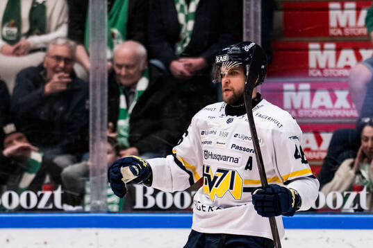 HV71s Joona Luoto jublar