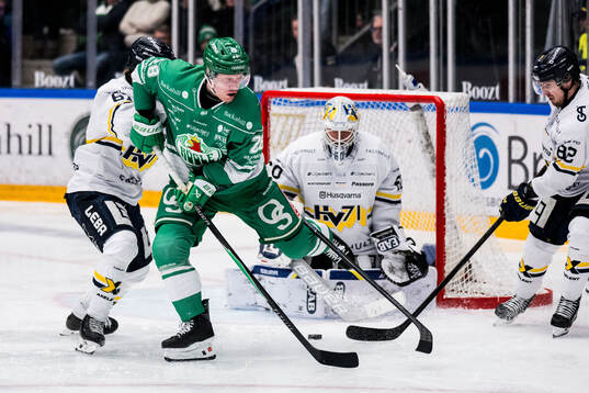 Rögles Anton Bengtsson och HV71s målvakt Felix Sandström