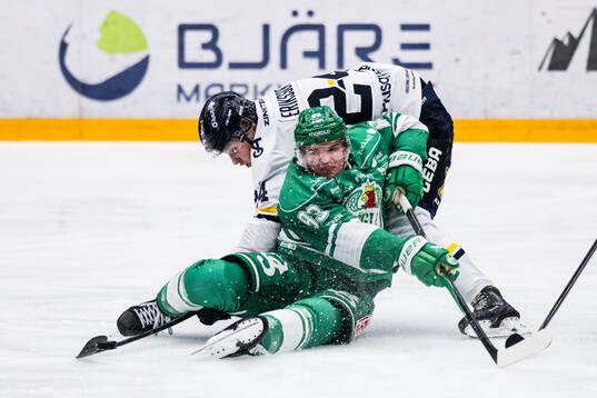 HV71s Hampus Eriksson och Rögles Karson Kuhlman