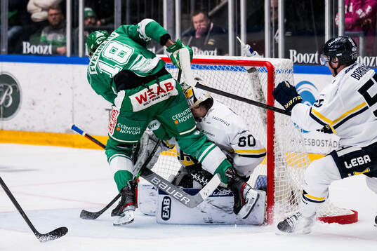 Rögles Dennis Everberg och HV71s målvakt Felix Sandström