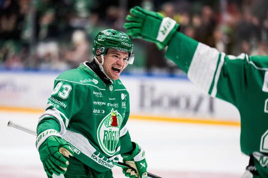 Rögles Karson Kuhlman jublar