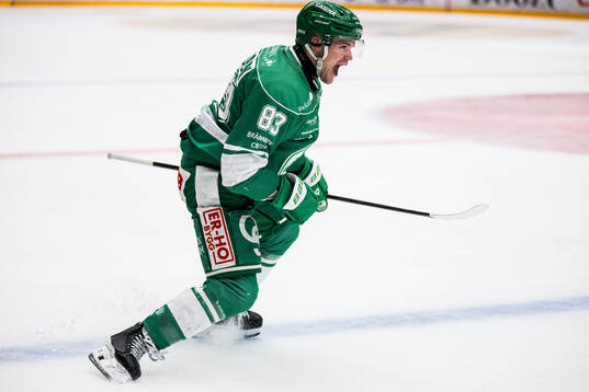 Rögles Karson Kuhlman jublar