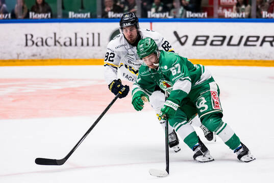 HV71s Santeri Hatakka och Rögles Leon Bristedt