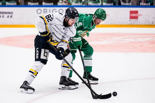 HV71s Santeri Hatakka och Rögles Calle Själin