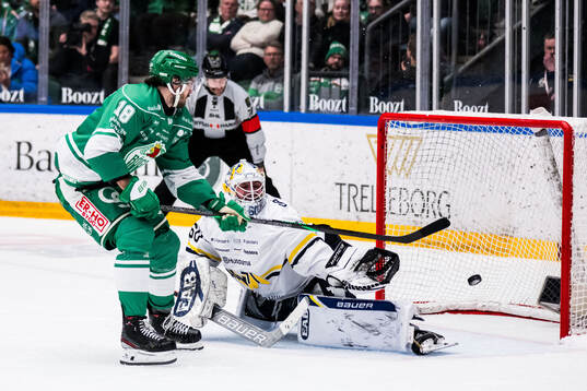 Rögles Dennis Everberg och HV71s målvakt Felix Sandström