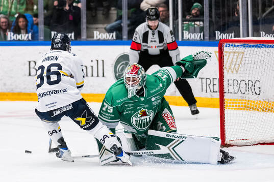 HV71s Martin Johnsen och Rögles målvakt Arvid Holm
