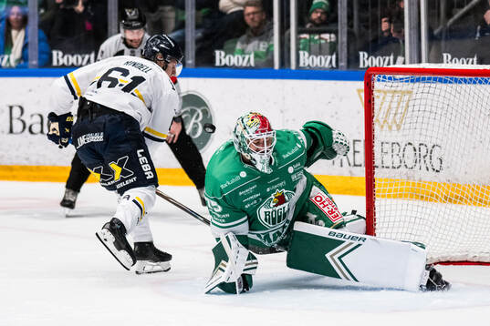 HV71s Axel Rindell och Rögles målvakt Arvid Holm