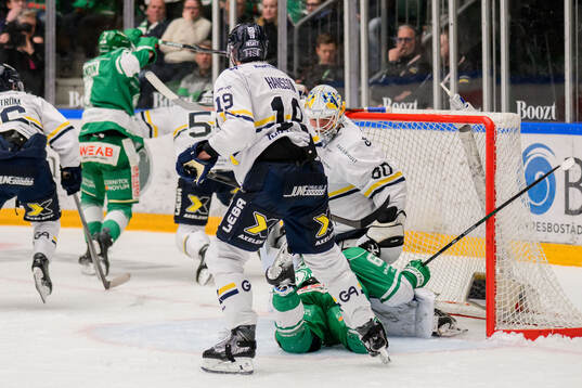 Rögles Leon Bristedt och HV71s Niklas Hansson och målvakt
