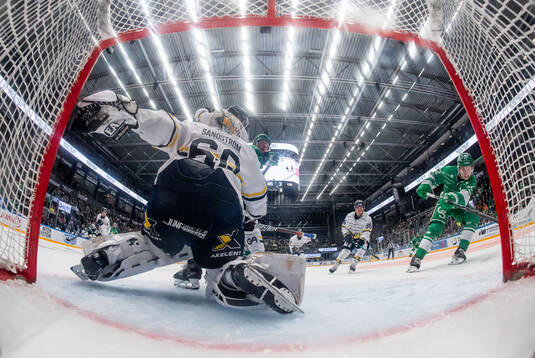 Rögles Felix Nilsson skjuter in 2-3 målet bakom HV71s