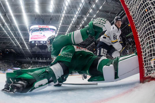 Rögles målvakt Arvid Holm och HV71s Axel Rindell