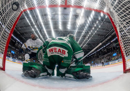HV71s Riley Woods och Rögles målvakt Arvid Holm