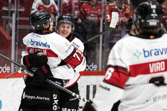 Malmö Redhawks Isac Nilsson och Filip Björkman  jublar