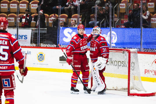 Timrås Didrik Strömberg och målvakt Tim Juel jublar