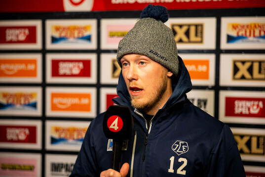 Leksands Kalle Östman blir intervjuad