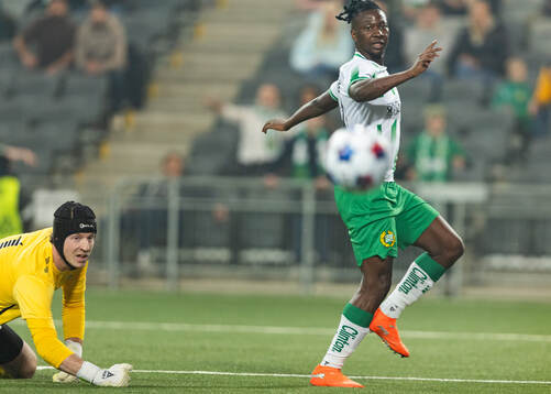 Brages målvakt Viktor Frodig och Hammarbys Moise Elohim