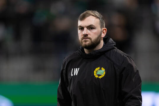 Hammarbys fystränare Liam Watkins innan fotbollsmatchen i