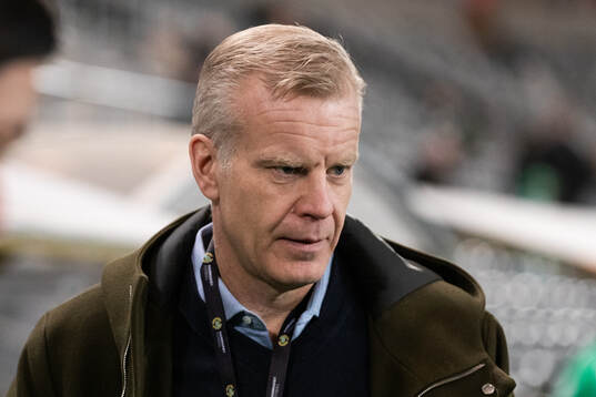 s ordförande Matitias Fri innan fotbollsmatchen i Svenska