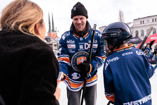 Växjös Joel Persson skriver autografer
