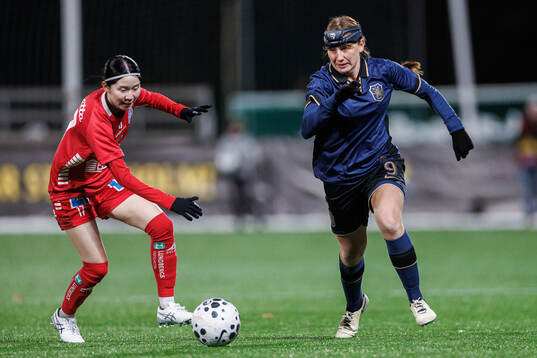 Linköpings Miu Kitamura och AIKs Olivia Garcia