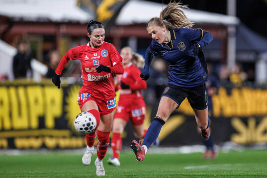 Linköpings Amber DiOrio och AIKs Lisa Björk