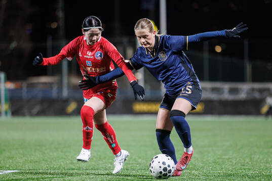 Linköpings Miu Kitamura och AIKs Olivia Lindstedt