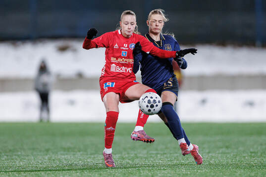 Linköpings Ella Lundin och AIKs Olivia Lindstedt