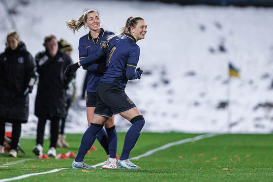 AIKs Jennie Nordin och Linda Sembrant i ett byte