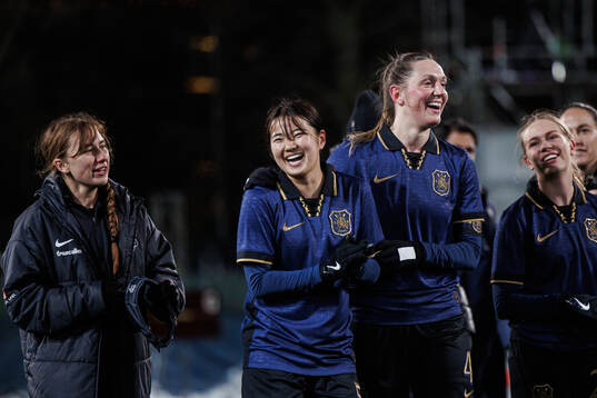 AIKs Olivia Garcia, Haruna Tabata och Jennie Nordin jublar