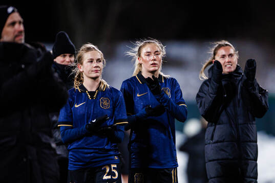 AIKs Olivia Lindstedt och Ida Björnberg applåderar