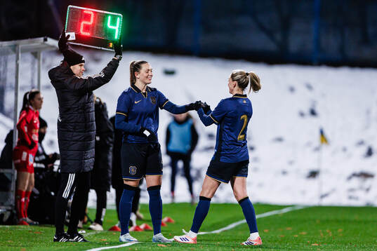 AIKs Linda Sembrant räcker över kaptensbindeln till