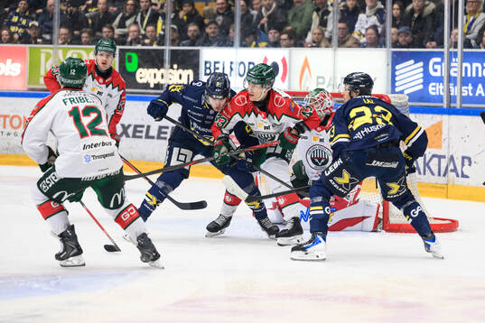 HV71s Hampus Eriksson och Frölundas Tom Nilsson  framför