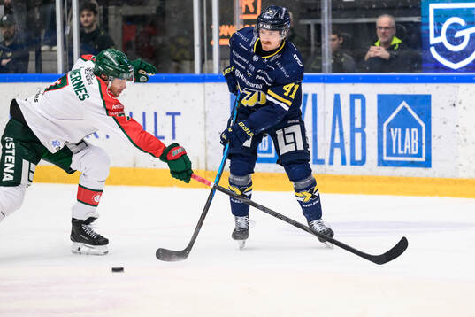 Frölundas Henrik Tömmernes och HV71s Riley Woods