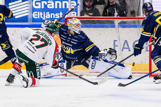 Frölundas Theodor Niederbach och HV71s målvakt Felix