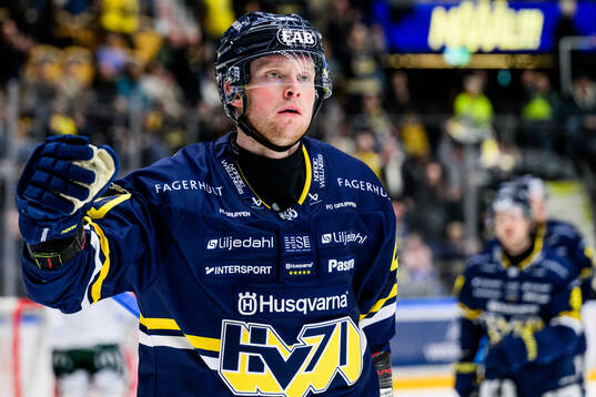 HV71s Oskar Stål-Lyrenäs jublar