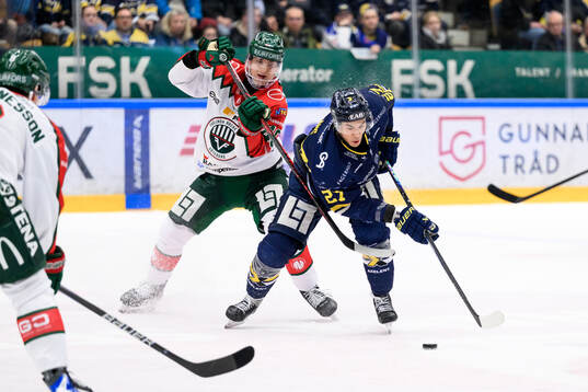 Frölundas Jacob Peterson och HV71s Jonathan Ang