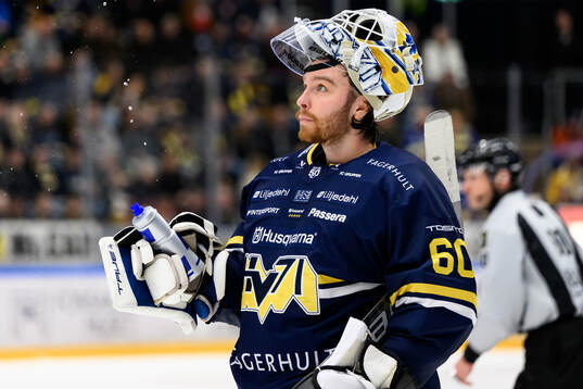 HV71s målvakt Felix Sandström deppar