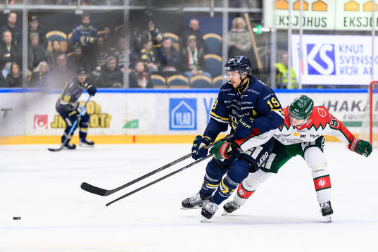 HV71s Niklas Hansson och Frölundas Filip Cederqvist