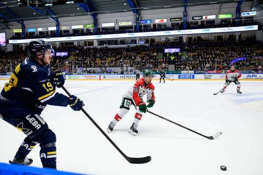 Frölundas Nicklas Lasu och HV71s Niklas Hansson