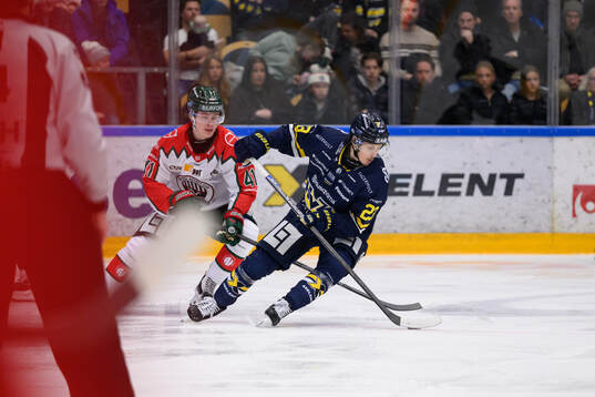 Frölundas Ivar Stenberg och HV71s Victor Laz
