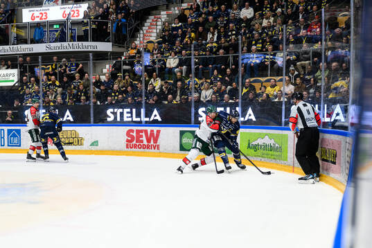Frölundas Tom Nilsson och HV71s Joona Luoto