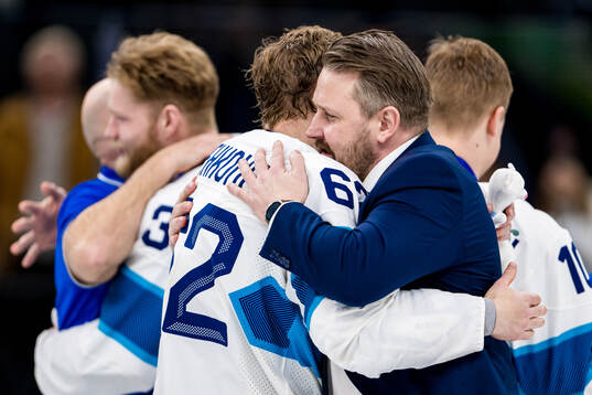 Artturi Lehkonen and Head coach Antti Pennanen of Finland