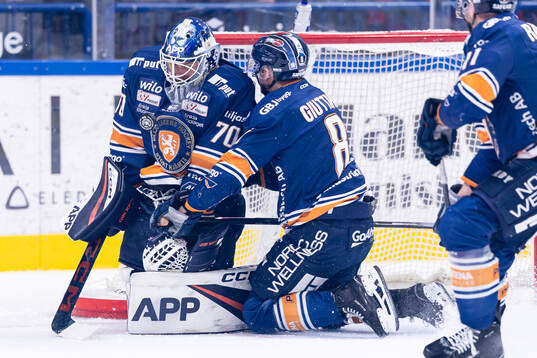 Växjös målvakt Adam Åhman och Växjös Zachary Giuttari