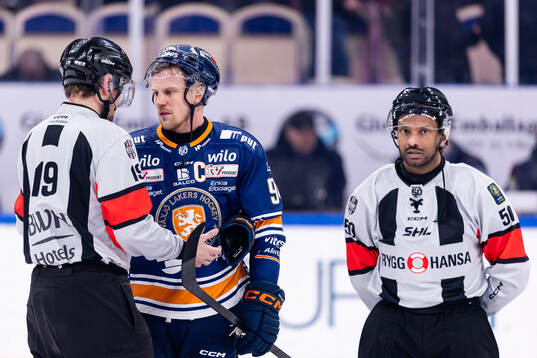 Växjös Joel Persson pratar med Domare David Laksola och