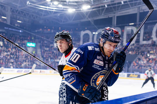 Malmö Redhawks Martin Schreiber och Växjös Eemeli Suomi