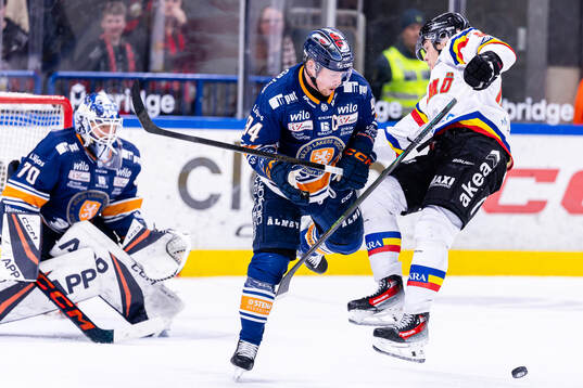 Växjös Joel Persson och Malmö Redhawks Axel Sundberg