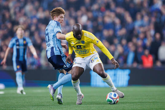 Djurgårdens Peter Langhoff och Falkenbergs FFs Lassina