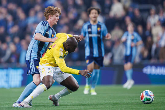 Djurgårdens Peter Langhoff och Falkenbergs FFs Lassina
