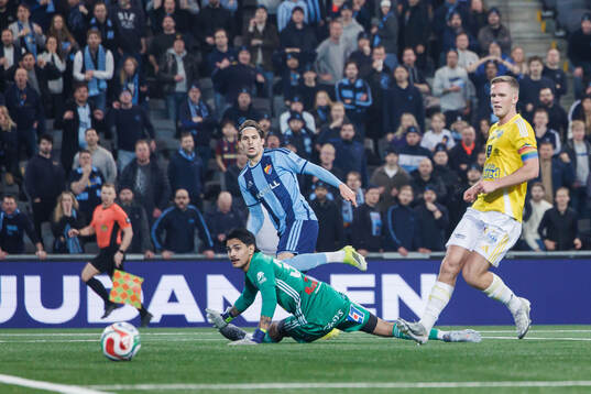 Djurgårdens Nino Zugelj och Falkenbergs FFs målvakt