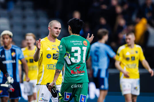Falkenbergs Nils Bertilsson och målvakt Gustav Lillienberg