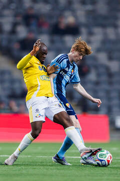 Falkenbergs Lassina Sangaré och Djurgårdens Peter Langhoff